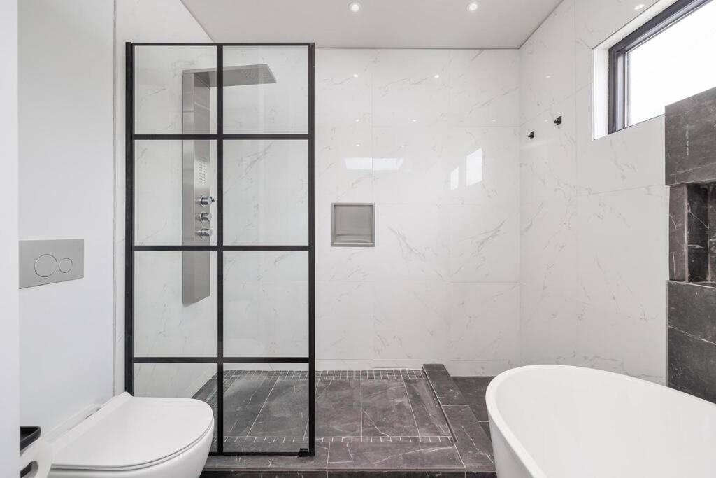 New Modern 1400 Sq Ft Coach House Near Everything Toronto Ngoại thất bức ảnh
