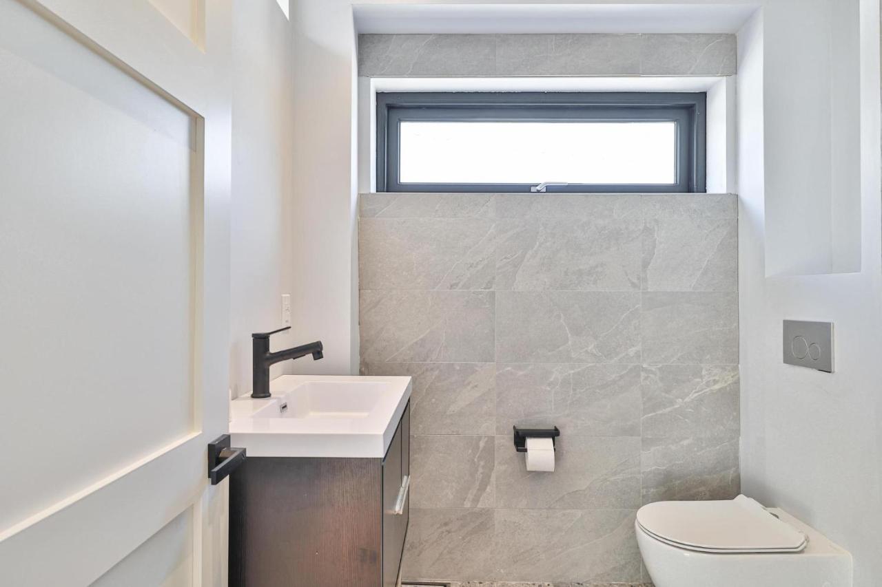 New Modern 1400 Sq Ft Coach House Near Everything Toronto Ngoại thất bức ảnh