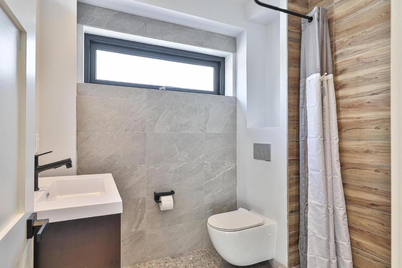 New Modern 1400 Sq Ft Coach House Near Everything Toronto Ngoại thất bức ảnh